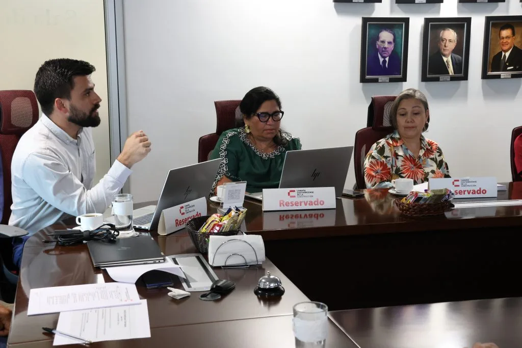 Presidente Ejecutivo INCOFER acudió al Comité de Infraestructura de la Cámara